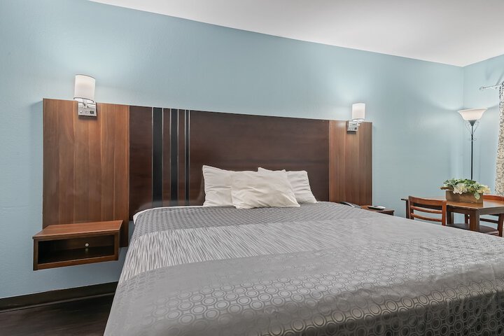 Standard Single Room 1 King Bed (4 of 10)