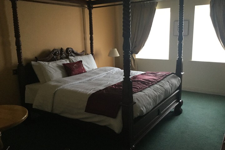 Room 5 of 28