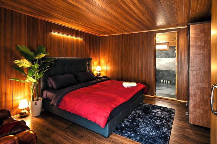 Room 9 of 35