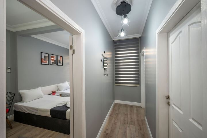 Room 33 of 81