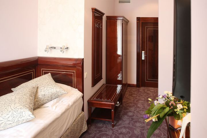 Room 13 of 172