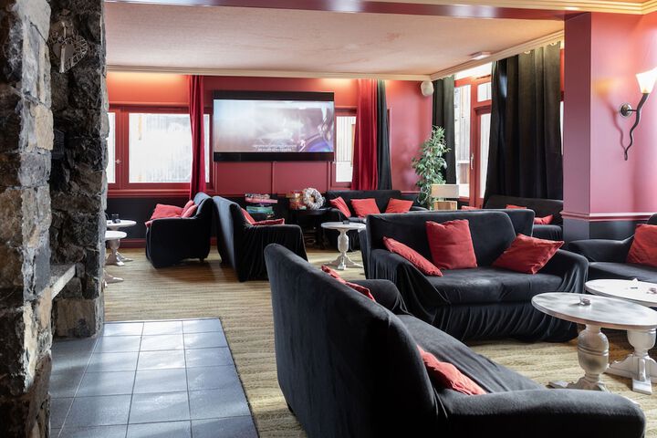 Lounge 106 of 128