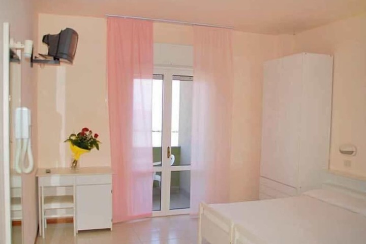 Room 10 of 25