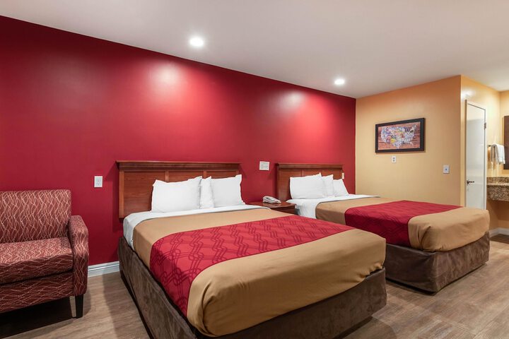 1 Queen Bed (20 of 34)