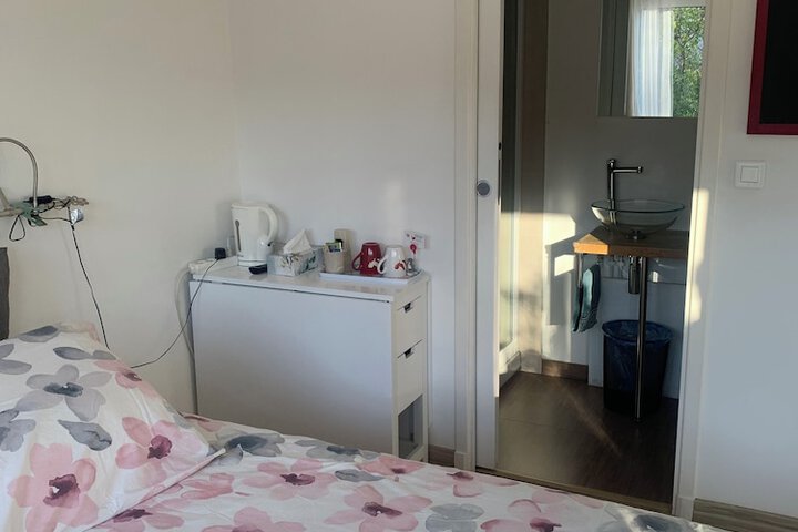 Room 4 of 8