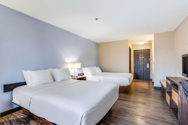 1 Queen Bed (8 of 12)
