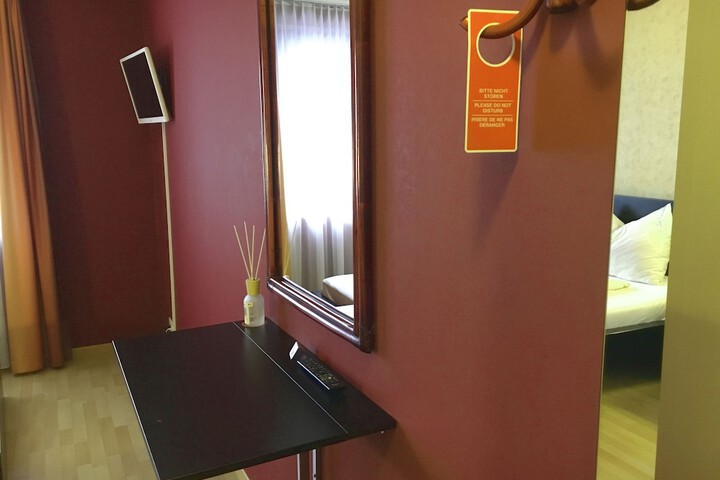 Room 3 of 38
