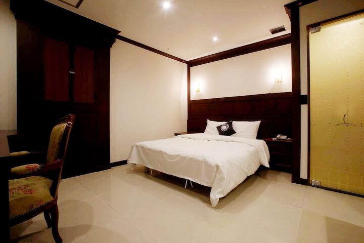 Room 3 of 60