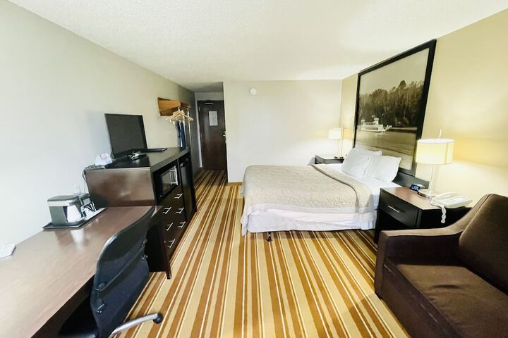 Queen Bed Accessible (6 of 18)
