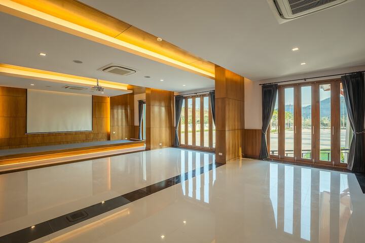 Business Center 22 of 29