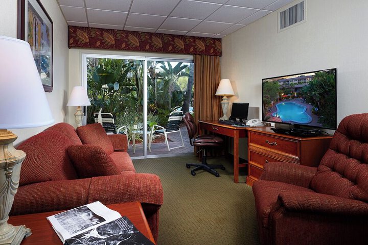 1 King Bed High Speed Internet Accessible Microwave and Refrigerator, Coffee Maker Iron and Ironing Board Hairdryer Full Breakfast (1 of 16)