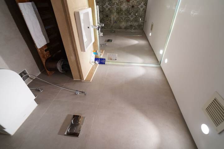 Room 35 of 81