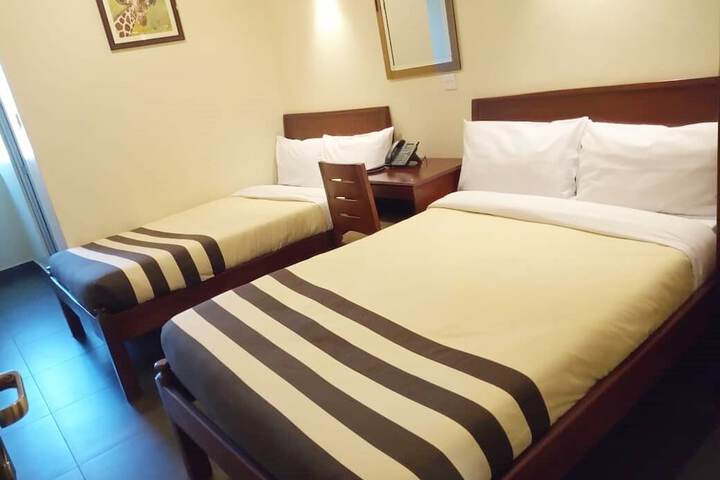 Room 10 of 32