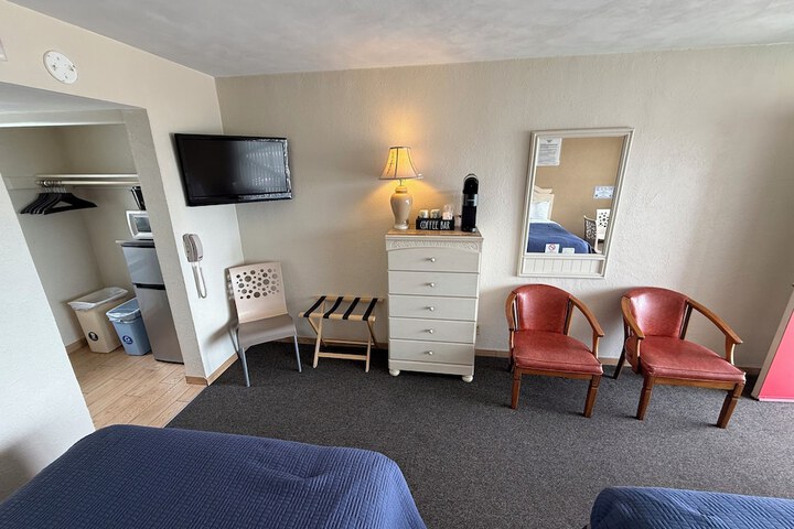 Room 4 of 33