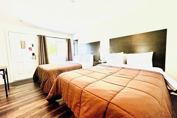 1 Queen Bed (9 of 23)