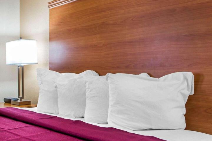 1 King Bed (5 of 6)