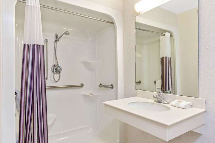Guest room bath