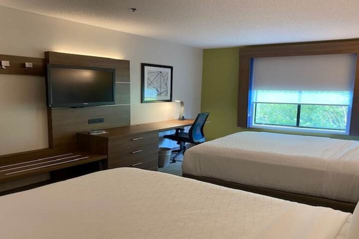 2 Queen Beds (2 of 5)