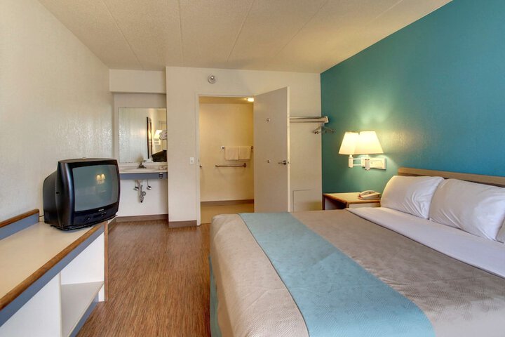 1 King Bed (3 of 8)