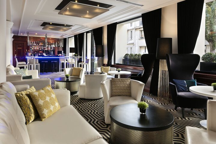 Lounge 17 of 66