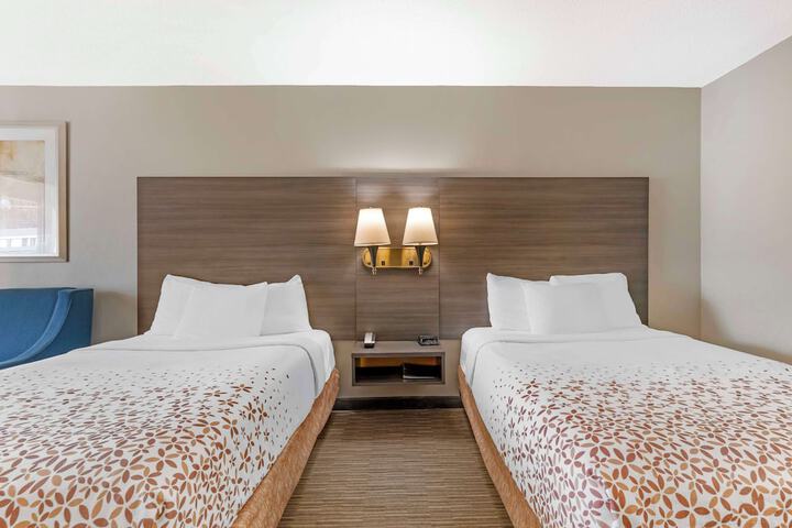 2 Double Beds - Wireless High Speed Microfridge Coffee Maker Iron Hair Full Breakfast (1 of 14)