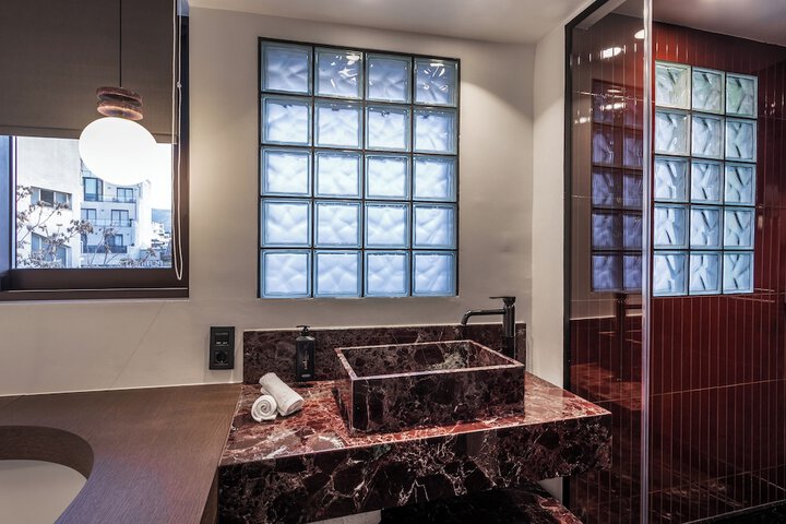 Room 42 of 47