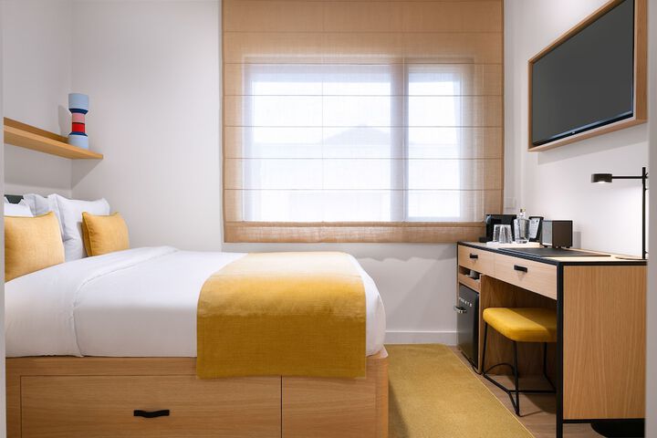 Room 4 of 84