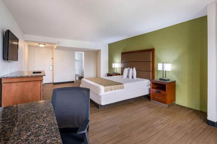 1 King Bed (9 of 10)