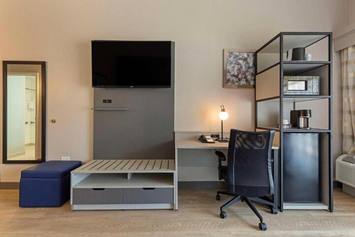 1 King Accessible Bathtub Microwave and Refrigerator WiFi Full Breakfast (13 of 14)