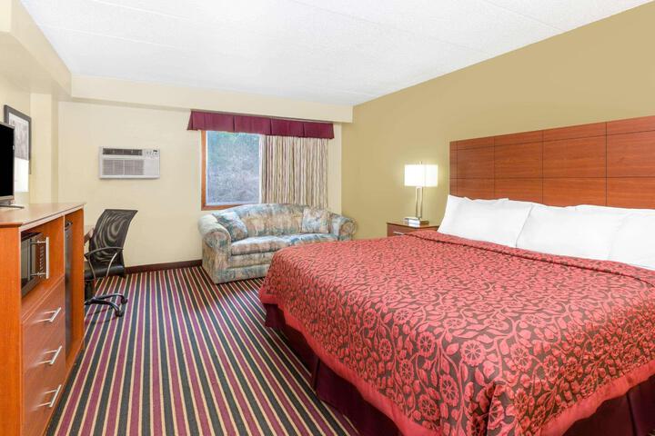 1 Queen Bed (7 of 29)