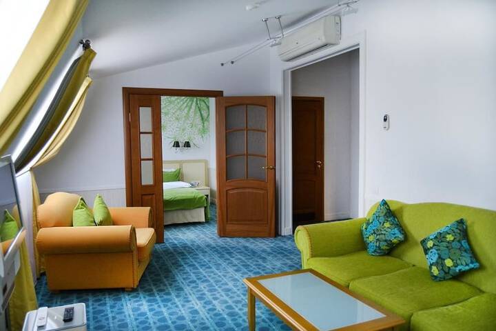 Room 10 of 90
