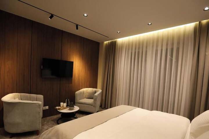 Room 3 of 16
