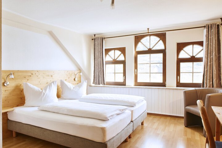 Room 8 of 76