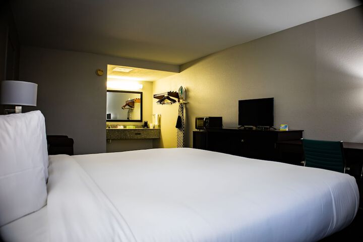 1 King Bed (11 of 18)