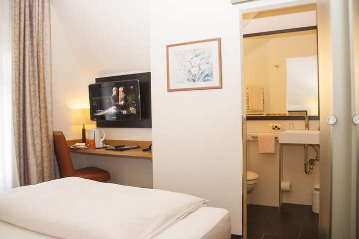 Room 7 of 38