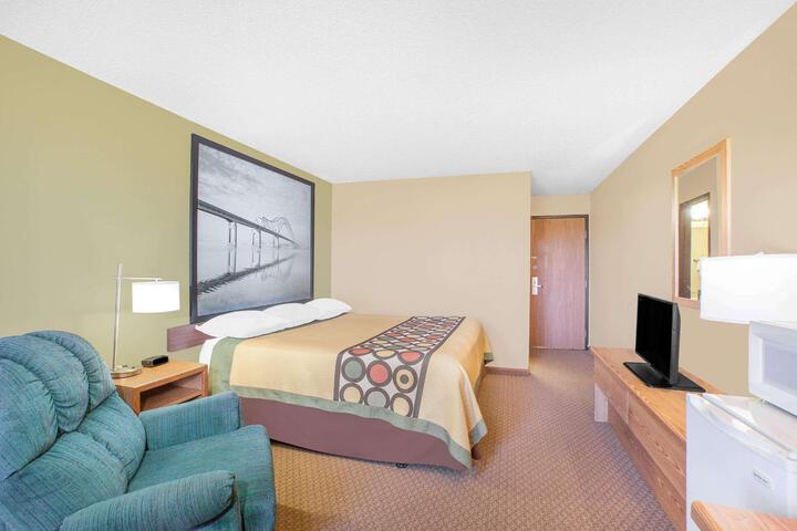 1 King Bed (3 of 9)