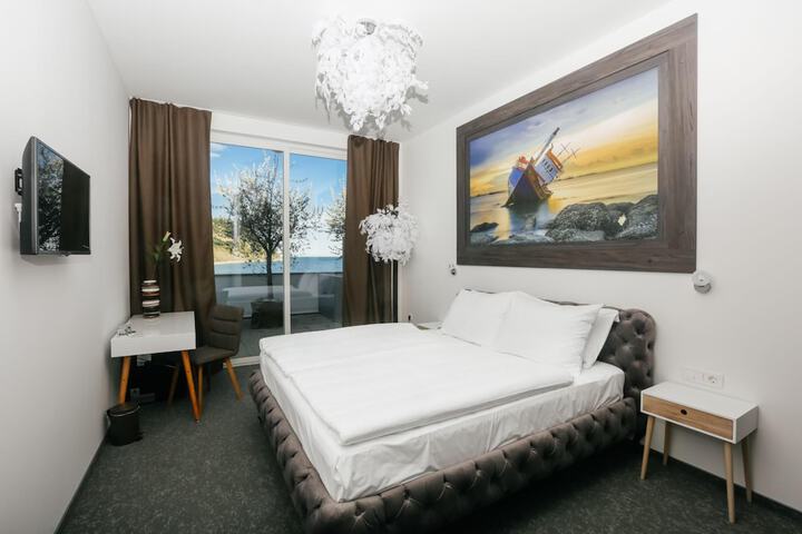 Room 16 of 79