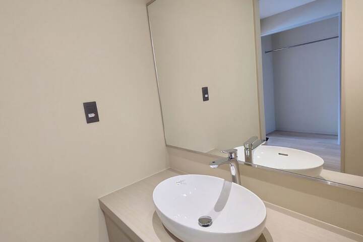 Room 4 of 99