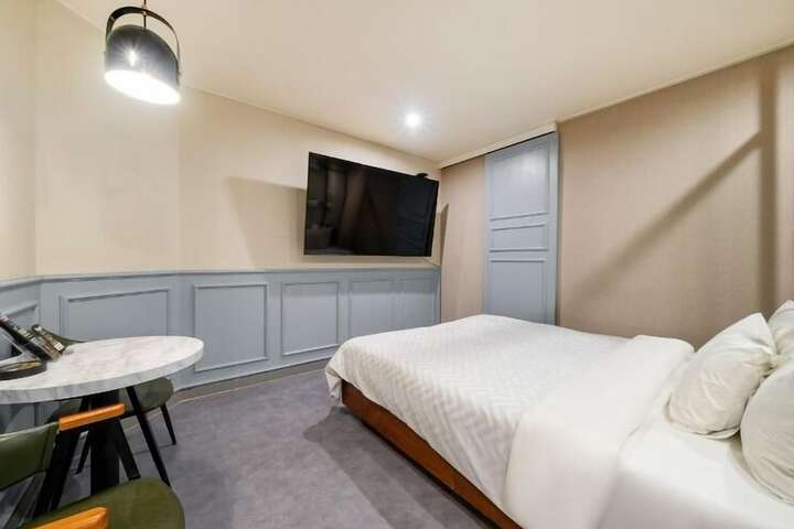Room 9 of 17