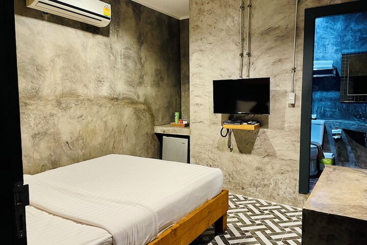 Room 17 of 37