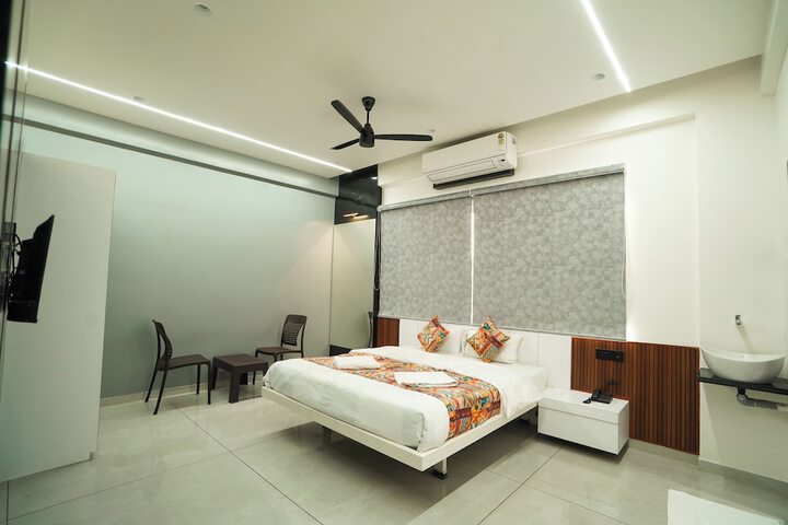 Room 4 of 8