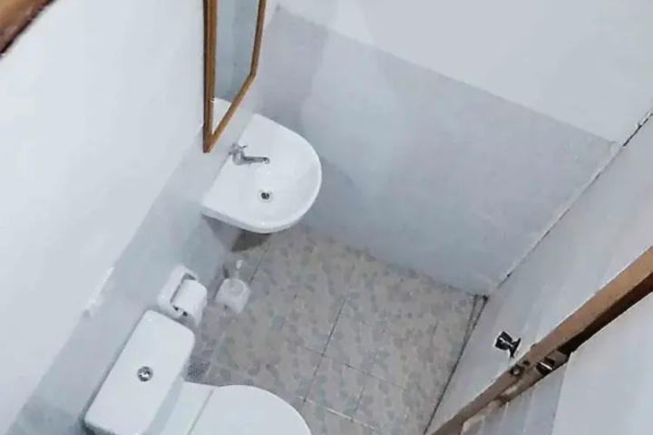 Room 6 of 12