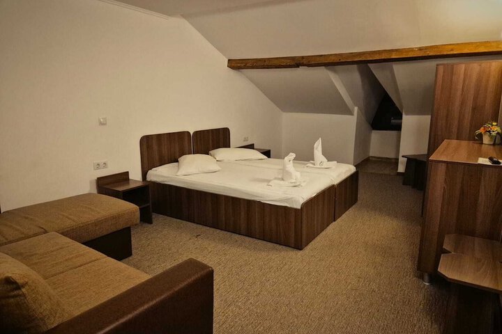 Room 28 of 90
