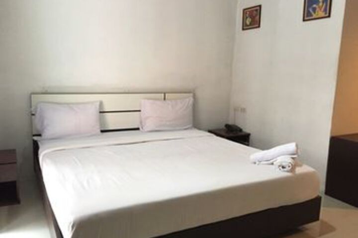 Room 11 of 30