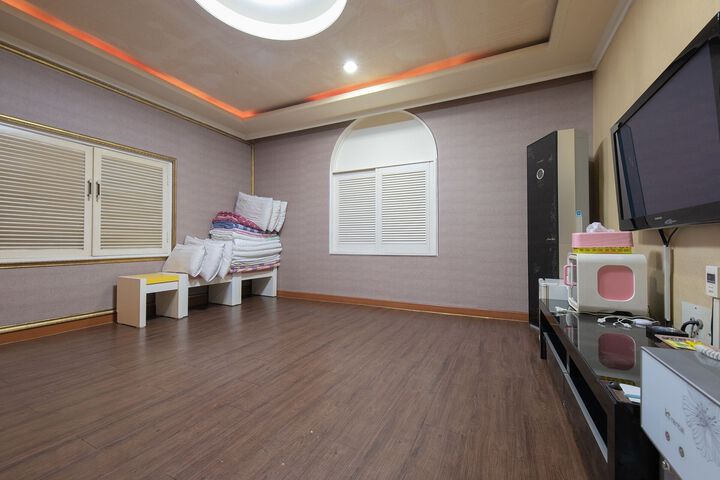 Room 15 of 25