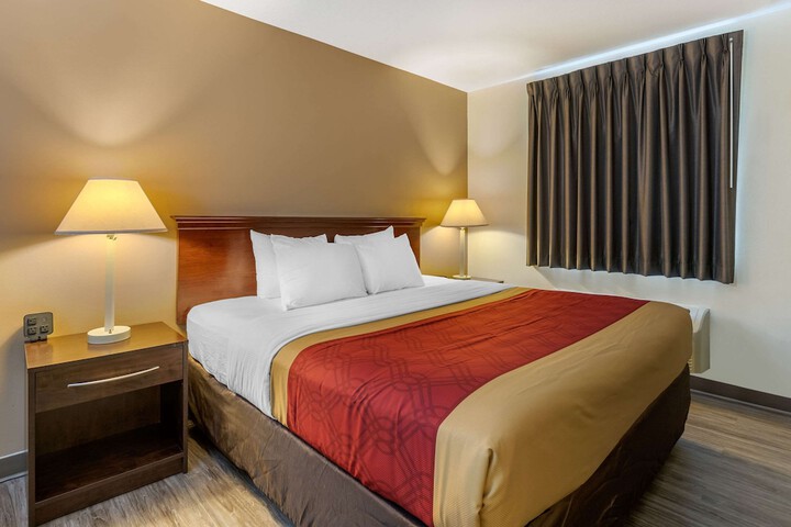 1 King Bed (2 of 14)