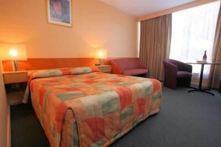 Room 6 of 25