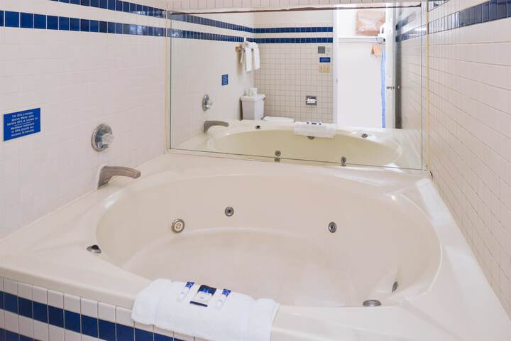 Jetted Tub Suite 1 King Bed (3 of 11)