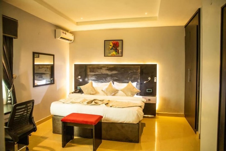 Room 4 of 32