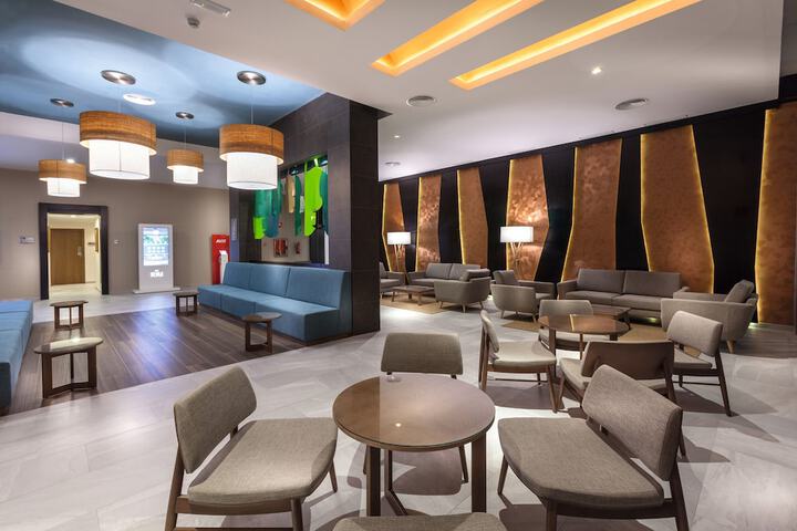Lounge 56 of 59